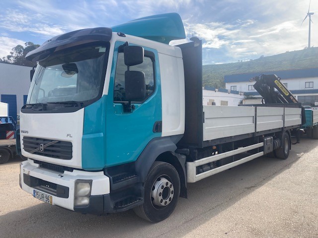 Volvo FL7 II / FE7  4X2 Caixa Aberta com Grua  2011